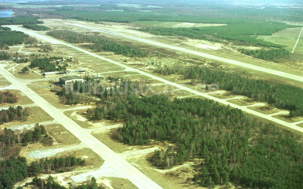 Luftbild Sperenberg - Startbahn und Landebahn am ehemaligen Flugplatz in Sperenberg im Bundesland Brandenburg, Deutschland