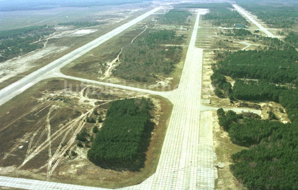 Luftaufnahme Sperenberg - Startbahn und Landebahn am ehemaligen Flugplatz in Sperenberg im Bundesland Brandenburg, Deutschland