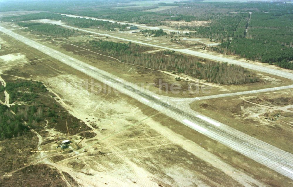 Sperenberg von oben - Startbahn und Landebahn am ehemaligen Flugplatz in Sperenberg im Bundesland Brandenburg, Deutschland