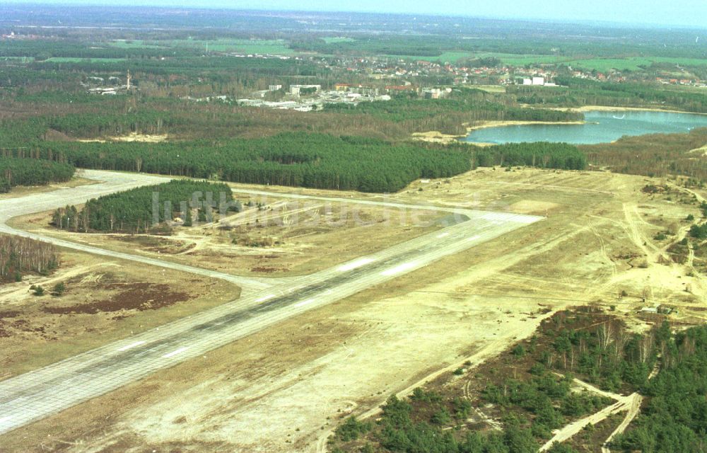 Sperenberg aus der Vogelperspektive: Startbahn und Landebahn am ehemaligen Flugplatz in Sperenberg im Bundesland Brandenburg, Deutschland