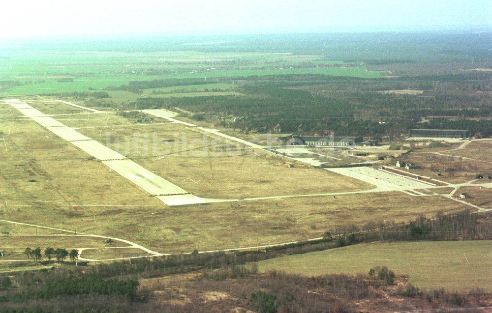 Sperenberg aus der Vogelperspektive: Startbahn und Landebahn am ehemaligen Flugplatz in Sperenberg im Bundesland Brandenburg, Deutschland