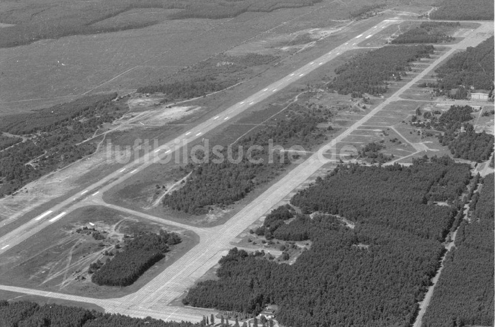 Sperenberg von oben - Startbahn und Landebahn am ehemaligen Flugplatz in Sperenberg im Bundesland Brandenburg, Deutschland