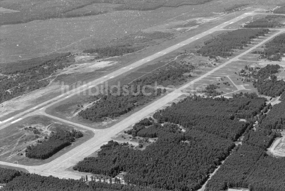 Sperenberg aus der Vogelperspektive: Startbahn und Landebahn am ehemaligen Flugplatz in Sperenberg im Bundesland Brandenburg, Deutschland