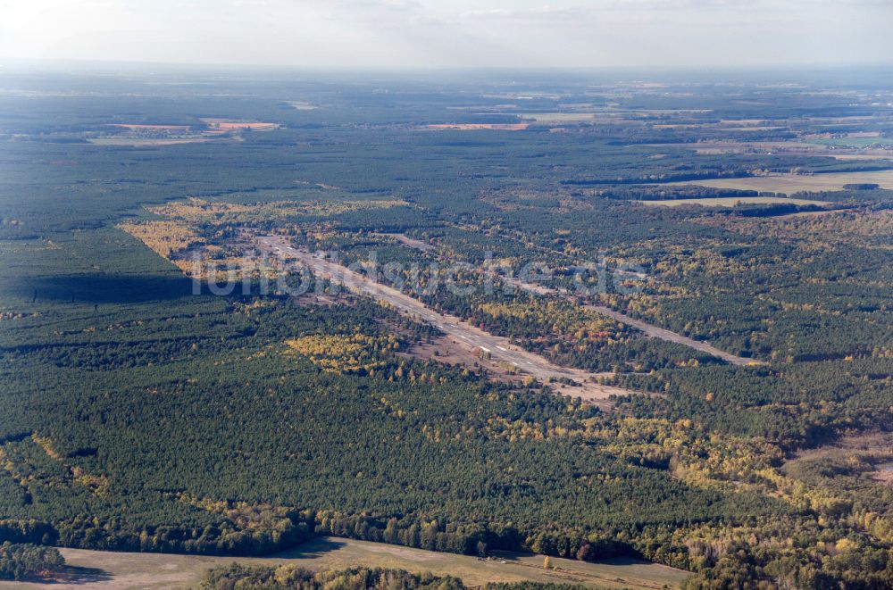 Sperenberg von oben - Startbahn und Landebahn am ehemaligen Flugplatz in Sperenberg im Bundesland Brandenburg, Deutschland