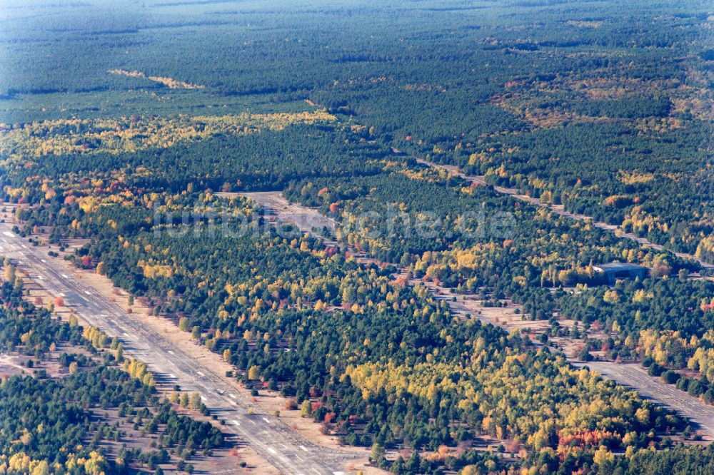 Sperenberg von oben - Startbahn und Landebahn am ehemaligen Flugplatz in Sperenberg im Bundesland Brandenburg, Deutschland