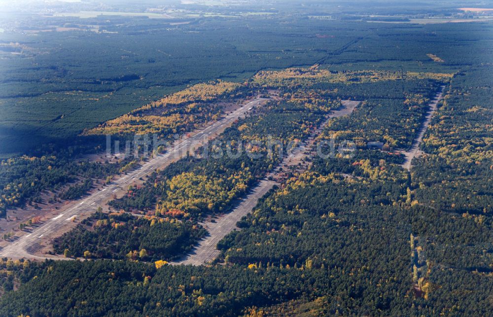 Sperenberg aus der Vogelperspektive: Startbahn und Landebahn am ehemaligen Flugplatz in Sperenberg im Bundesland Brandenburg, Deutschland