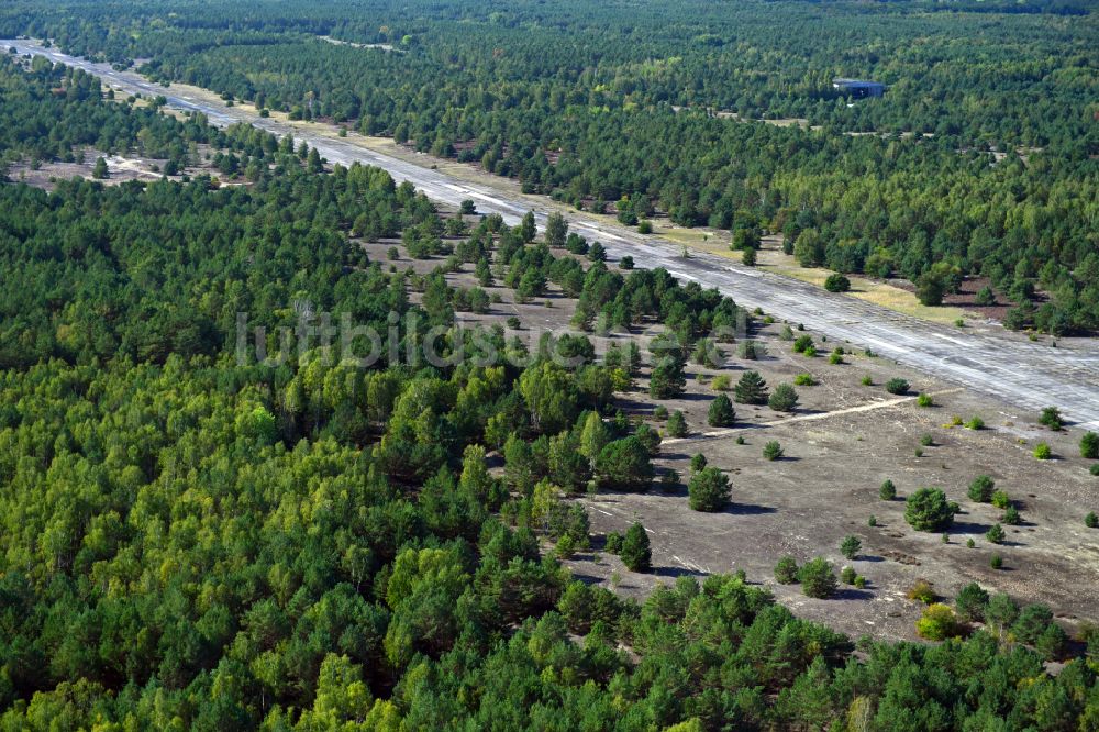 Sperenberg von oben - Startbahn und Landebahn am ehemaligen Flugplatz in Sperenberg im Bundesland Brandenburg, Deutschland