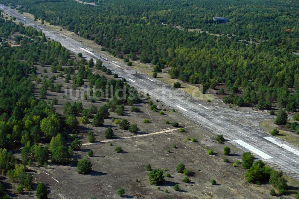 Sperenberg aus der Vogelperspektive: Startbahn und Landebahn am ehemaligen Flugplatz in Sperenberg im Bundesland Brandenburg, Deutschland