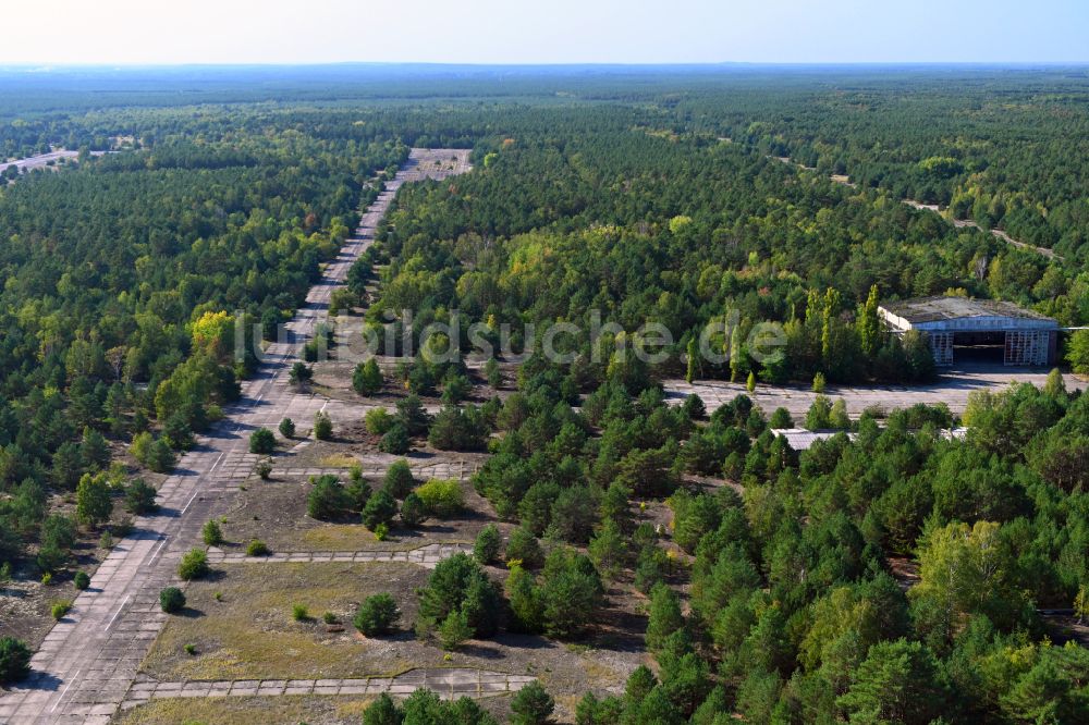 Sperenberg von oben - Startbahn und Landebahn am ehemaligen Flugplatz in Sperenberg im Bundesland Brandenburg, Deutschland