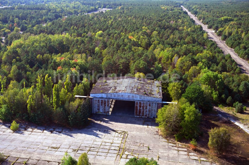 Sperenberg aus der Vogelperspektive: Startbahn und Landebahn am ehemaligen Flugplatz in Sperenberg im Bundesland Brandenburg, Deutschland