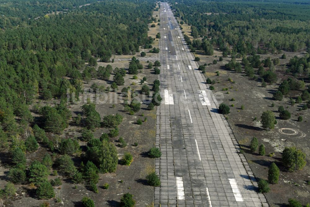 Luftbild Sperenberg - Startbahn und Landebahn am ehemaligen Flugplatz in Sperenberg im Bundesland Brandenburg, Deutschland