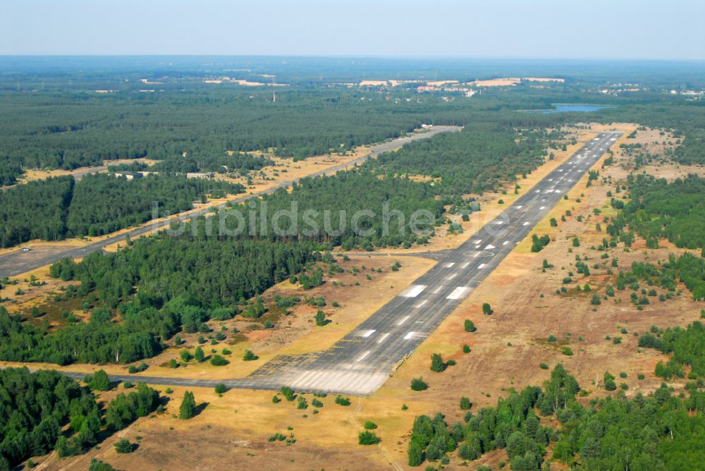 Sperenberg von oben - Startbahn und Landebahn am ehemaligen Flugplatz in Sperenberg im Bundesland Brandenburg, Deutschland