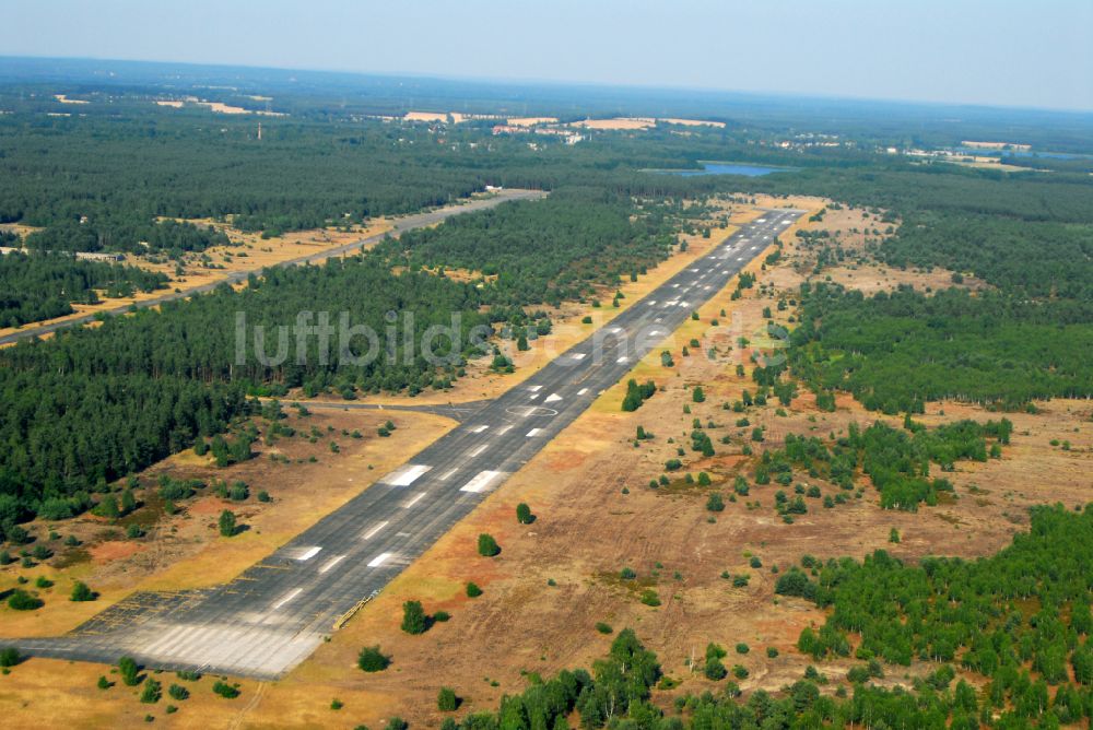 Sperenberg aus der Vogelperspektive: Startbahn und Landebahn am ehemaligen Flugplatz in Sperenberg im Bundesland Brandenburg, Deutschland