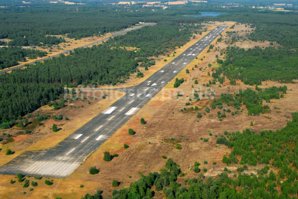 Luftbild Sperenberg - Startbahn und Landebahn am ehemaligen Flugplatz in Sperenberg im Bundesland Brandenburg, Deutschland