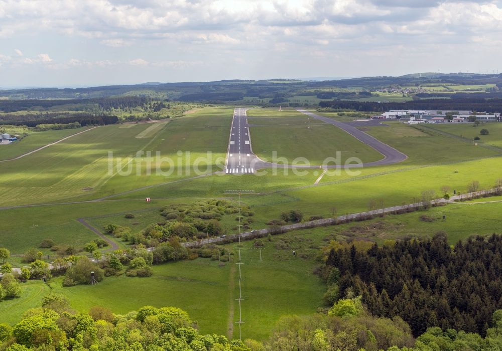 Luftaufnahme Burbach - Startbahn und Landebahn auf dem Flughafen Siegerland in Burbach im Bundesland Nordrhein-Westfalen