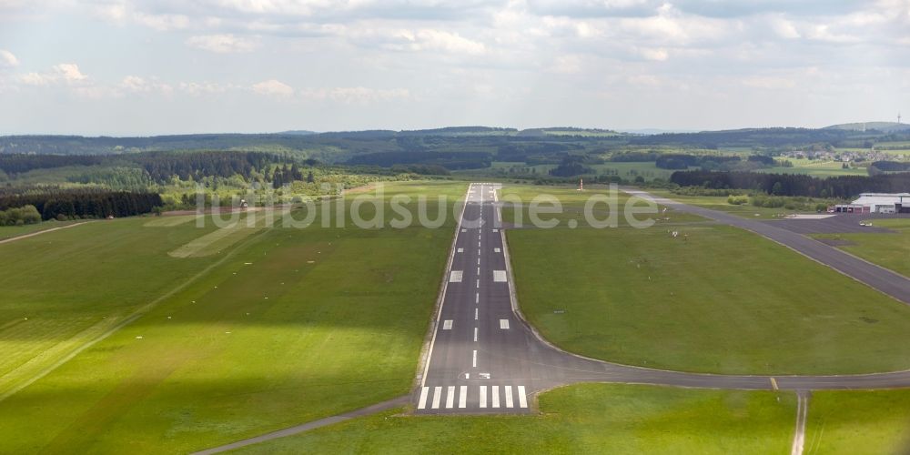 Burbach von oben - Startbahn und Landebahn auf dem Flughafen Siegerland in Burbach im Bundesland Nordrhein-Westfalen