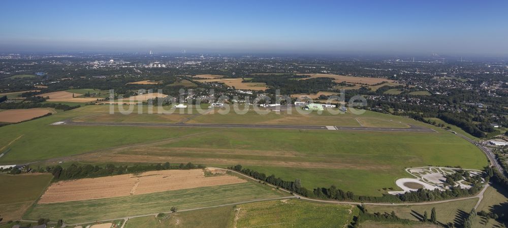 Luftaufnahme Essen - Startbahn und Landebahn des Flughafens Essen - Mülheim von Essen im Ruhrgebiet in Nordrhein-Westfalen