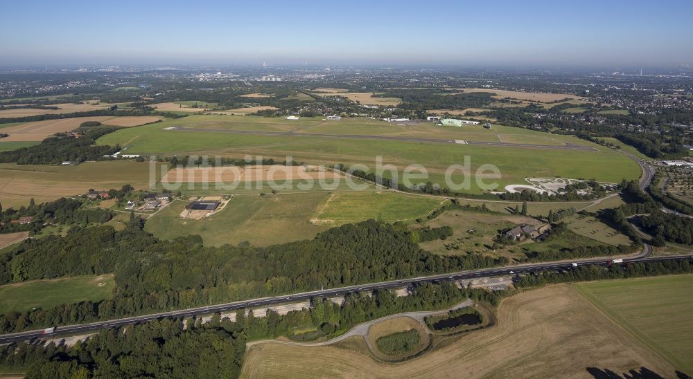 Essen von oben - Startbahn und Landebahn des Flughafens Essen - Mülheim von Essen im Ruhrgebiet in Nordrhein-Westfalen