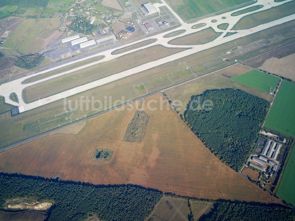 Schönefeld aus der Vogelperspektive: Startbahn - Landebahn und Rollwege auf dem Gelände des neuen Flughafens BER / BBI BERLIN BRANDENBURG AIRPORT Willi Brandt in Schönefeld im Bundesland Brandenburg