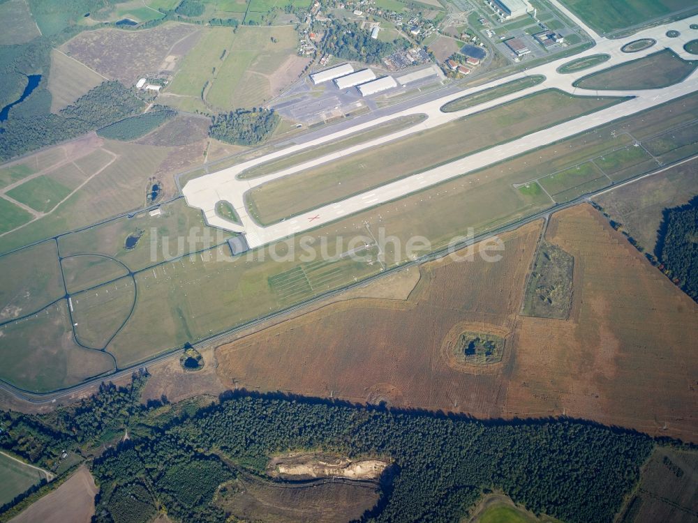 Luftbild Schönefeld - Startbahn - Landebahn und Rollwege auf dem Gelände des neuen Flughafens BER / BBI BERLIN BRANDENBURG AIRPORT Willi Brandt in Schönefeld im Bundesland Brandenburg