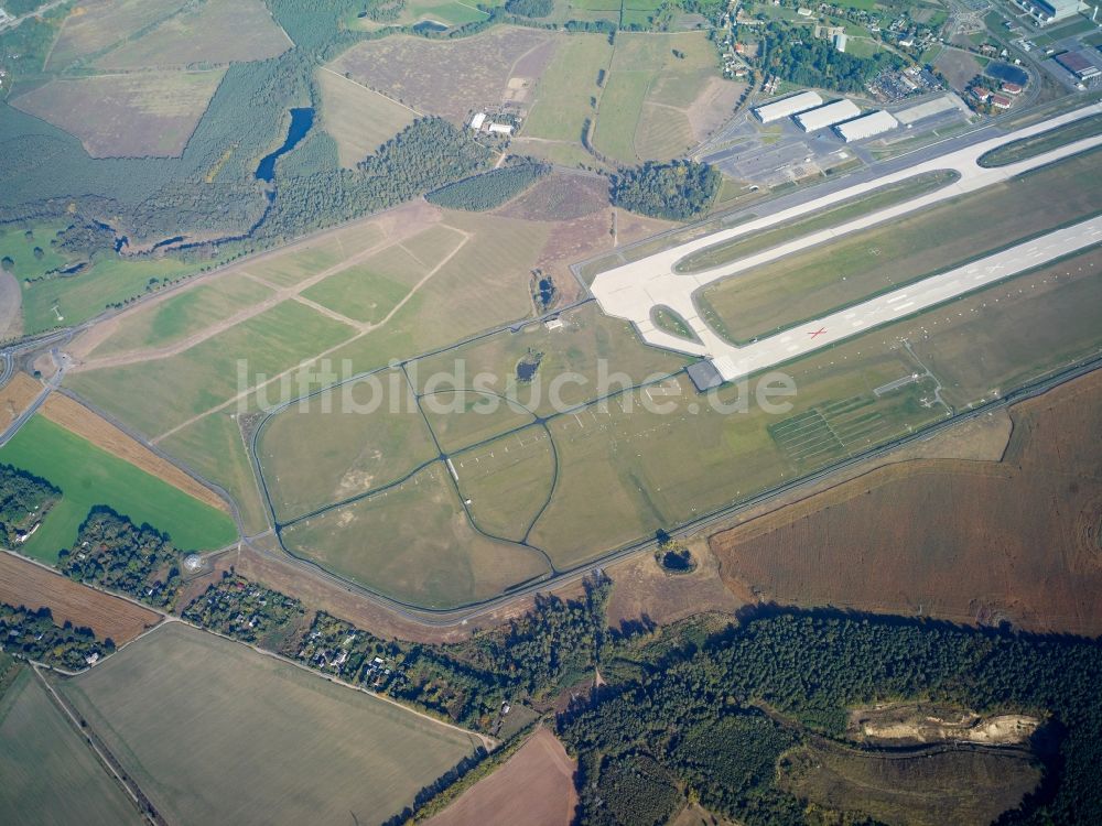 Luftaufnahme Schönefeld - Startbahn - Landebahn und Rollwege auf dem Gelände des neuen Flughafens BER / BBI BERLIN BRANDENBURG AIRPORT Willi Brandt in Schönefeld im Bundesland Brandenburg