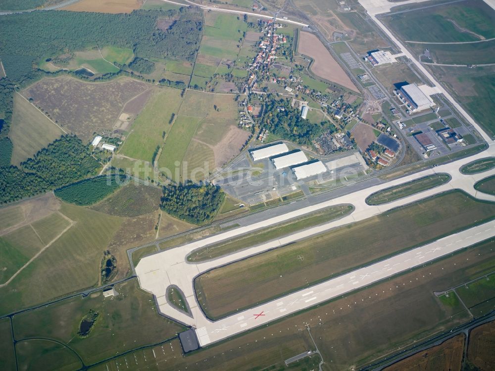 Schönefeld von oben - Startbahn - Landebahn und Rollwege auf dem Gelände des neuen Flughafens BER / BBI BERLIN BRANDENBURG AIRPORT Willi Brandt in Schönefeld im Bundesland Brandenburg