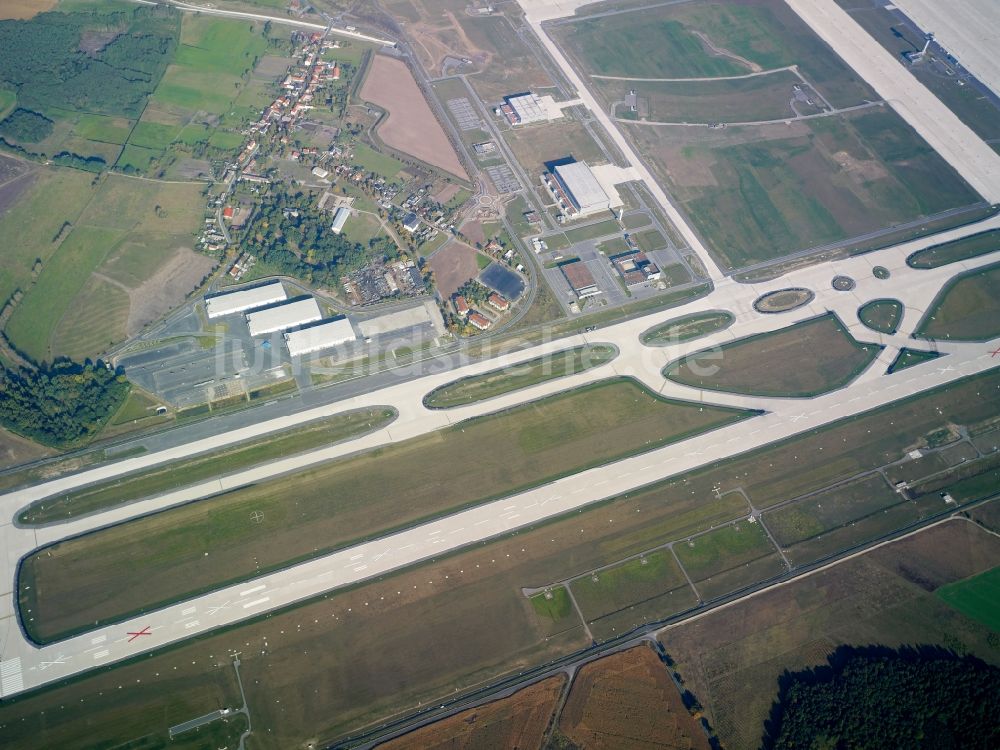 Schönefeld aus der Vogelperspektive: Startbahn - Landebahn und Rollwege auf dem Gelände des neuen Flughafens BER / BBI BERLIN BRANDENBURG AIRPORT Willi Brandt in Schönefeld im Bundesland Brandenburg