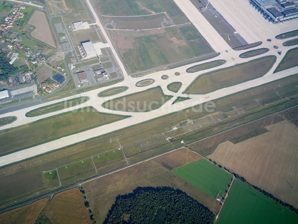 Luftbild Schönefeld - Startbahn - Landebahn und Rollwege auf dem Gelände des neuen Flughafens BER / BBI BERLIN BRANDENBURG AIRPORT Willi Brandt in Schönefeld im Bundesland Brandenburg