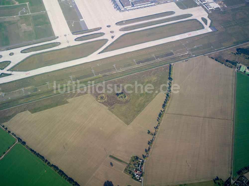 Schönefeld von oben - Startbahn - Landebahn und Rollwege auf dem Gelände des neuen Flughafens BER / BBI BERLIN BRANDENBURG AIRPORT Willi Brandt in Schönefeld im Bundesland Brandenburg