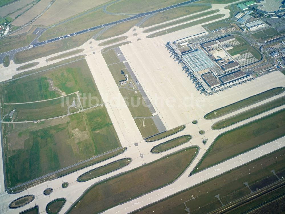 Luftbild Schönefeld - Startbahn - Landebahn und Rollwege auf dem Gelände des neuen Flughafens BER / BBI BERLIN BRANDENBURG AIRPORT Willi Brandt in Schönefeld im Bundesland Brandenburg