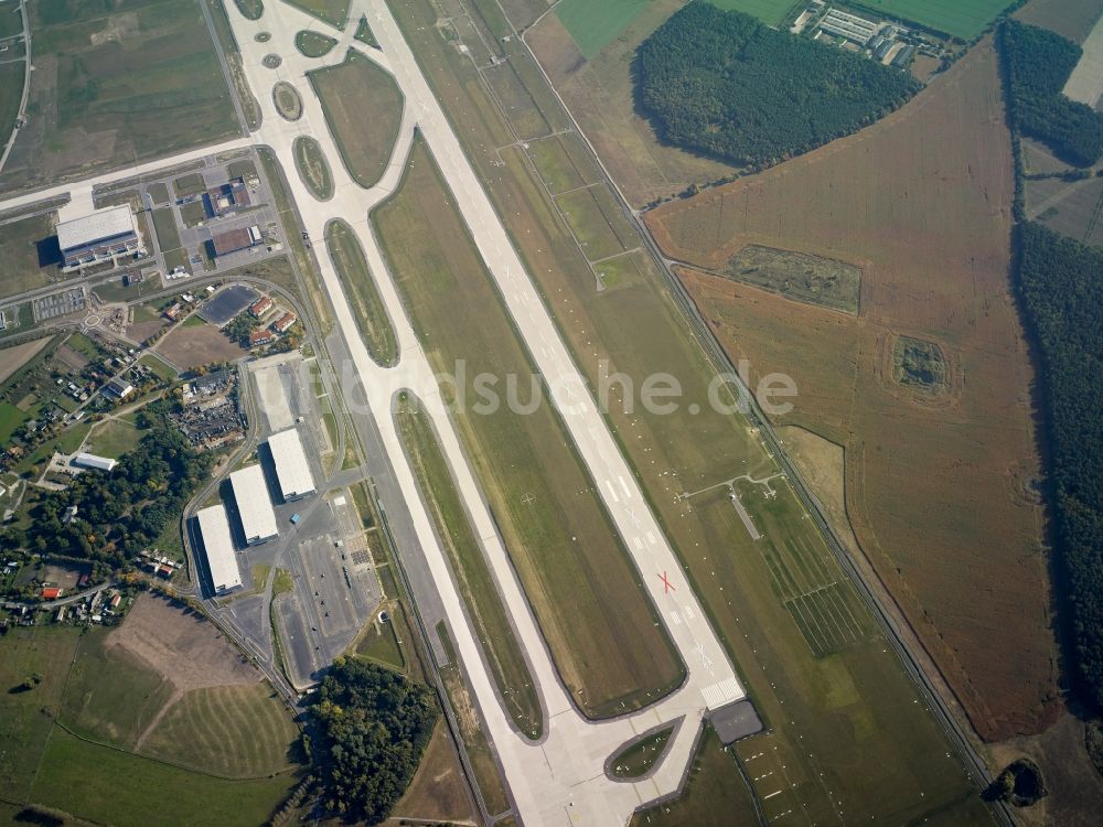 Luftaufnahme Schönefeld - Startbahn - Landebahn und Rollwege auf dem Gelände des neuen Flughafens BER / BBI BERLIN BRANDENBURG AIRPORT Willi Brandt in Schönefeld im Bundesland Brandenburg