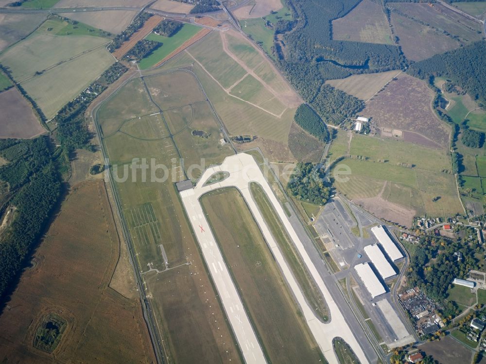 Schönefeld von oben - Startbahn - Landebahn und Rollwege auf dem Gelände des neuen Flughafens BER / BBI BERLIN BRANDENBURG AIRPORT Willi Brandt in Schönefeld im Bundesland Brandenburg