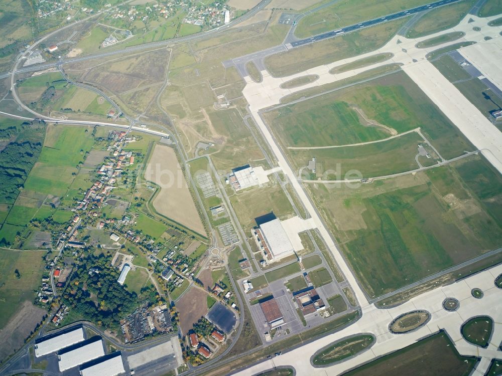 Schönefeld aus der Vogelperspektive: Startbahn - Landebahn und Rollwege auf dem Gelände des neuen Flughafens BER / BBI BERLIN BRANDENBURG AIRPORT Willi Brandt in Schönefeld im Bundesland Brandenburg