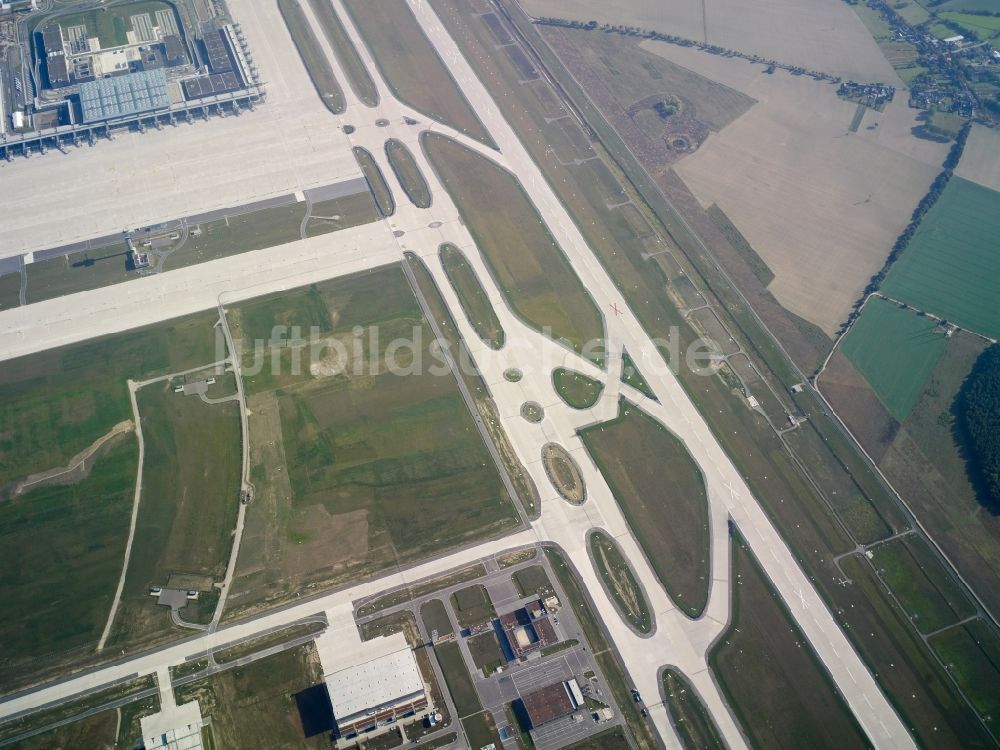 Luftbild Schönefeld - Startbahn - Landebahn und Rollwege auf dem Gelände des neuen Flughafens BER / BBI BERLIN BRANDENBURG AIRPORT Willi Brandt in Schönefeld im Bundesland Brandenburg