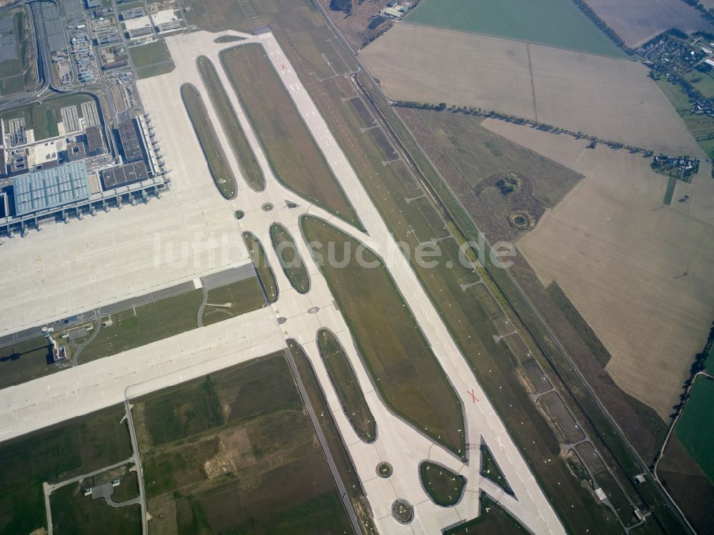 Luftaufnahme Schönefeld - Startbahn - Landebahn und Rollwege auf dem Gelände des neuen Flughafens BER / BBI BERLIN BRANDENBURG AIRPORT Willi Brandt in Schönefeld im Bundesland Brandenburg