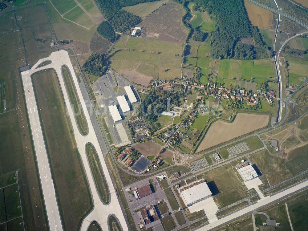 Schönefeld von oben - Startbahn - Landebahn und Rollwege auf dem Gelände des neuen Flughafens BER / BBI BERLIN BRANDENBURG AIRPORT Willi Brandt in Schönefeld im Bundesland Brandenburg