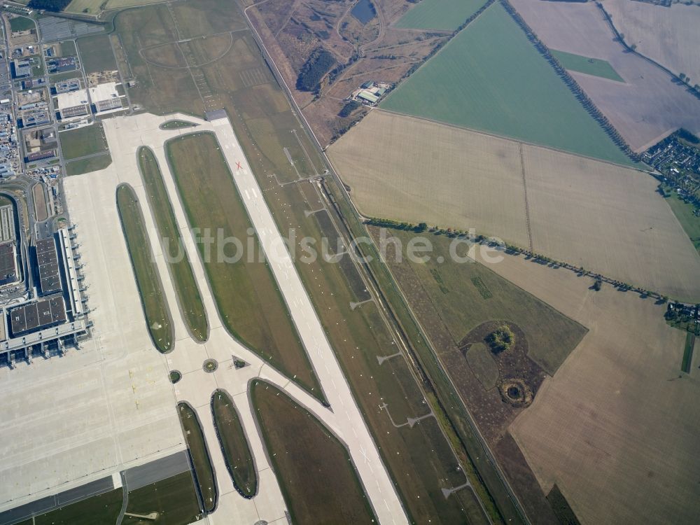 Schönefeld aus der Vogelperspektive: Startbahn - Landebahn und Rollwege auf dem Gelände des neuen Flughafens BER / BBI BERLIN BRANDENBURG AIRPORT Willi Brandt in Schönefeld im Bundesland Brandenburg