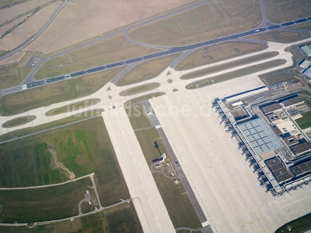 Luftbild Schönefeld - Startbahn - Landebahn und Rollwege auf dem Gelände des neuen Flughafens BER / BBI BERLIN BRANDENBURG AIRPORT Willi Brandt in Schönefeld im Bundesland Brandenburg