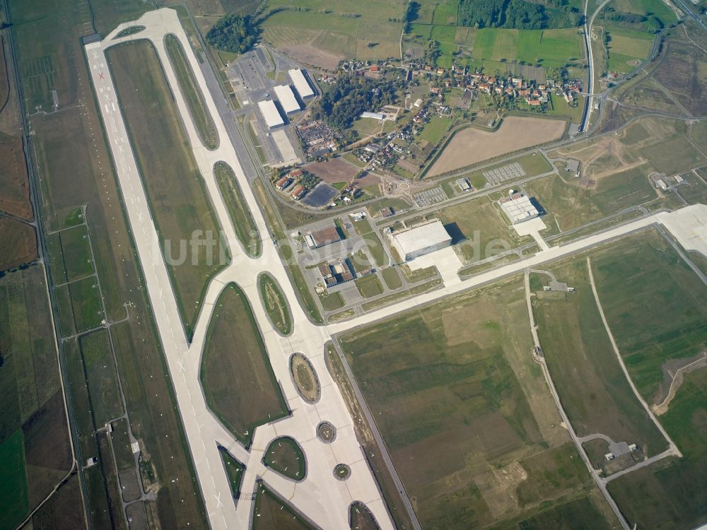 Luftaufnahme Schönefeld - Startbahn - Landebahn und Rollwege auf dem Gelände des neuen Flughafens BER / BBI BERLIN BRANDENBURG AIRPORT Willi Brandt in Schönefeld im Bundesland Brandenburg