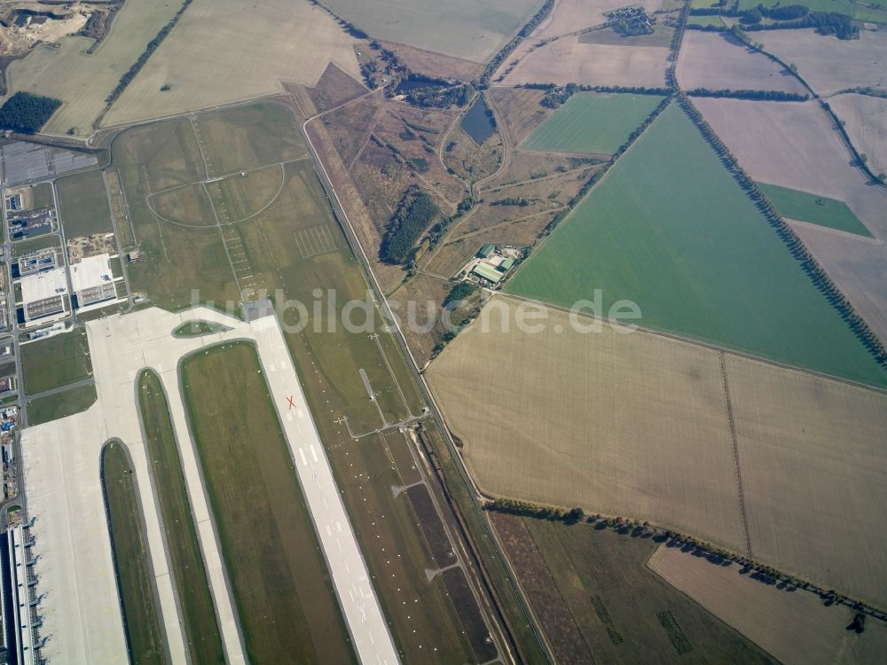 Schönefeld von oben - Startbahn - Landebahn und Rollwege auf dem Gelände des neuen Flughafens BER / BBI BERLIN BRANDENBURG AIRPORT Willi Brandt in Schönefeld im Bundesland Brandenburg