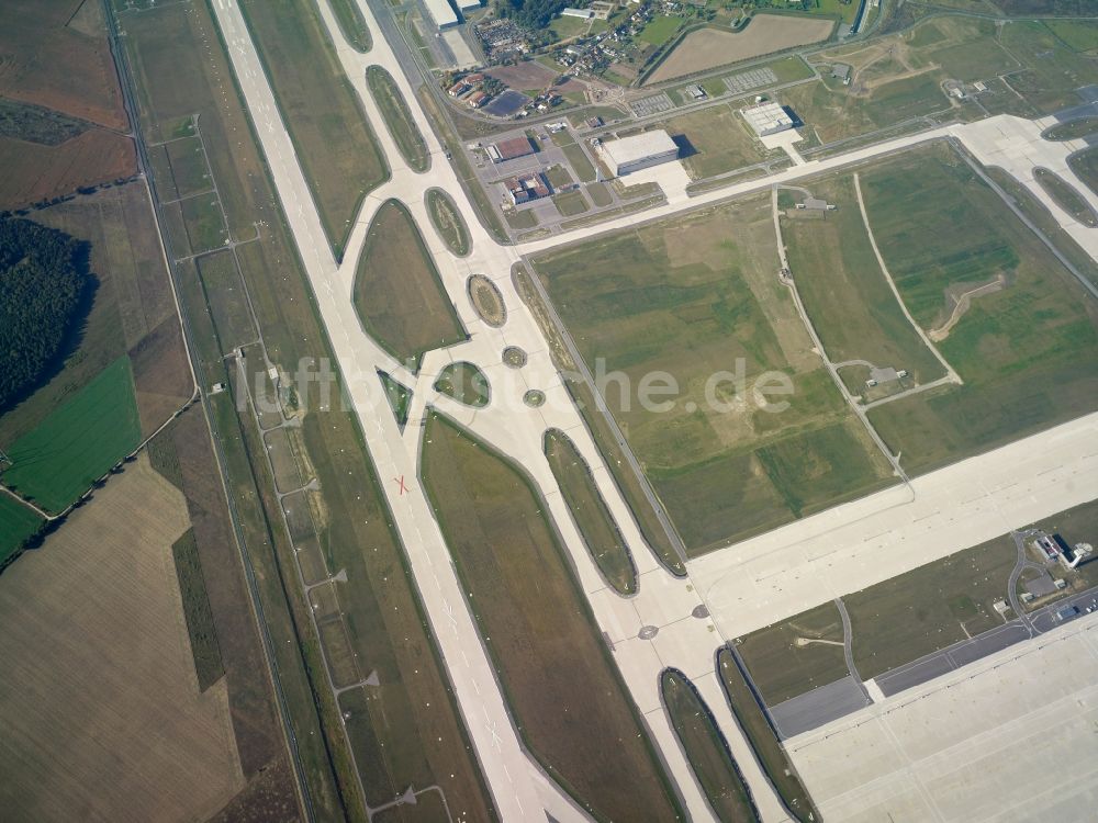 Schönefeld aus der Vogelperspektive: Startbahn - Landebahn und Rollwege auf dem Gelände des neuen Flughafens BER / BBI BERLIN BRANDENBURG AIRPORT Willi Brandt in Schönefeld im Bundesland Brandenburg