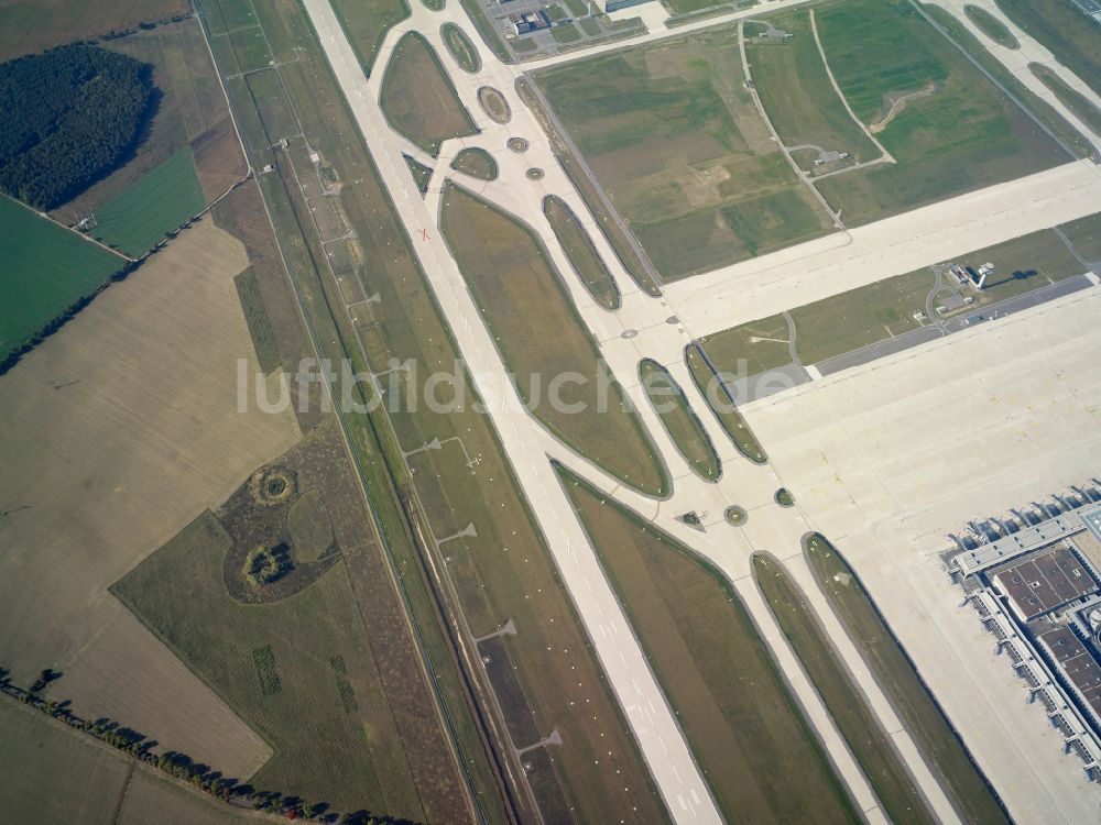 Luftbild Schönefeld - Startbahn - Landebahn und Rollwege auf dem Gelände des neuen Flughafens BER / BBI BERLIN BRANDENBURG AIRPORT Willi Brandt in Schönefeld im Bundesland Brandenburg