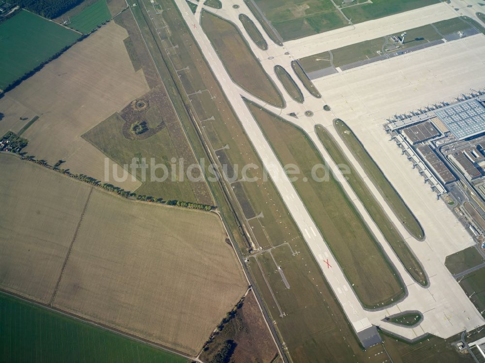 Luftaufnahme Schönefeld - Startbahn - Landebahn und Rollwege auf dem Gelände des neuen Flughafens BER / BBI BERLIN BRANDENBURG AIRPORT Willi Brandt in Schönefeld im Bundesland Brandenburg