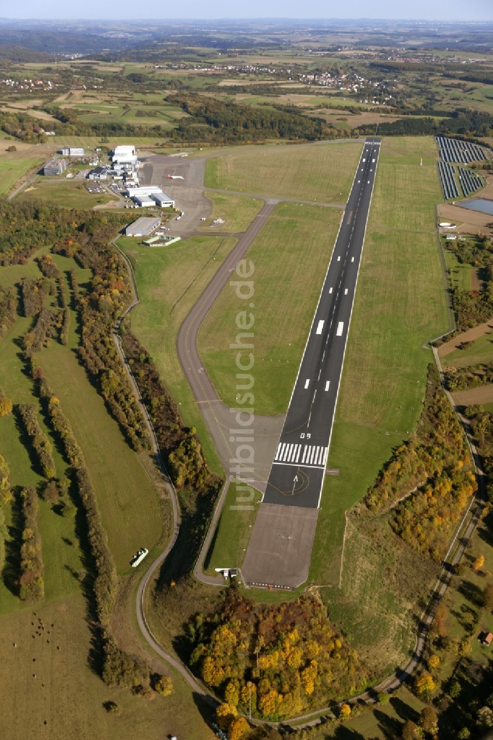 Luftbild Saarbrücken - Startbahn und Landebahn mit den Rollwegen zum Terminal auf dem Gelände des Flughafen Saarbrücken im Saarland