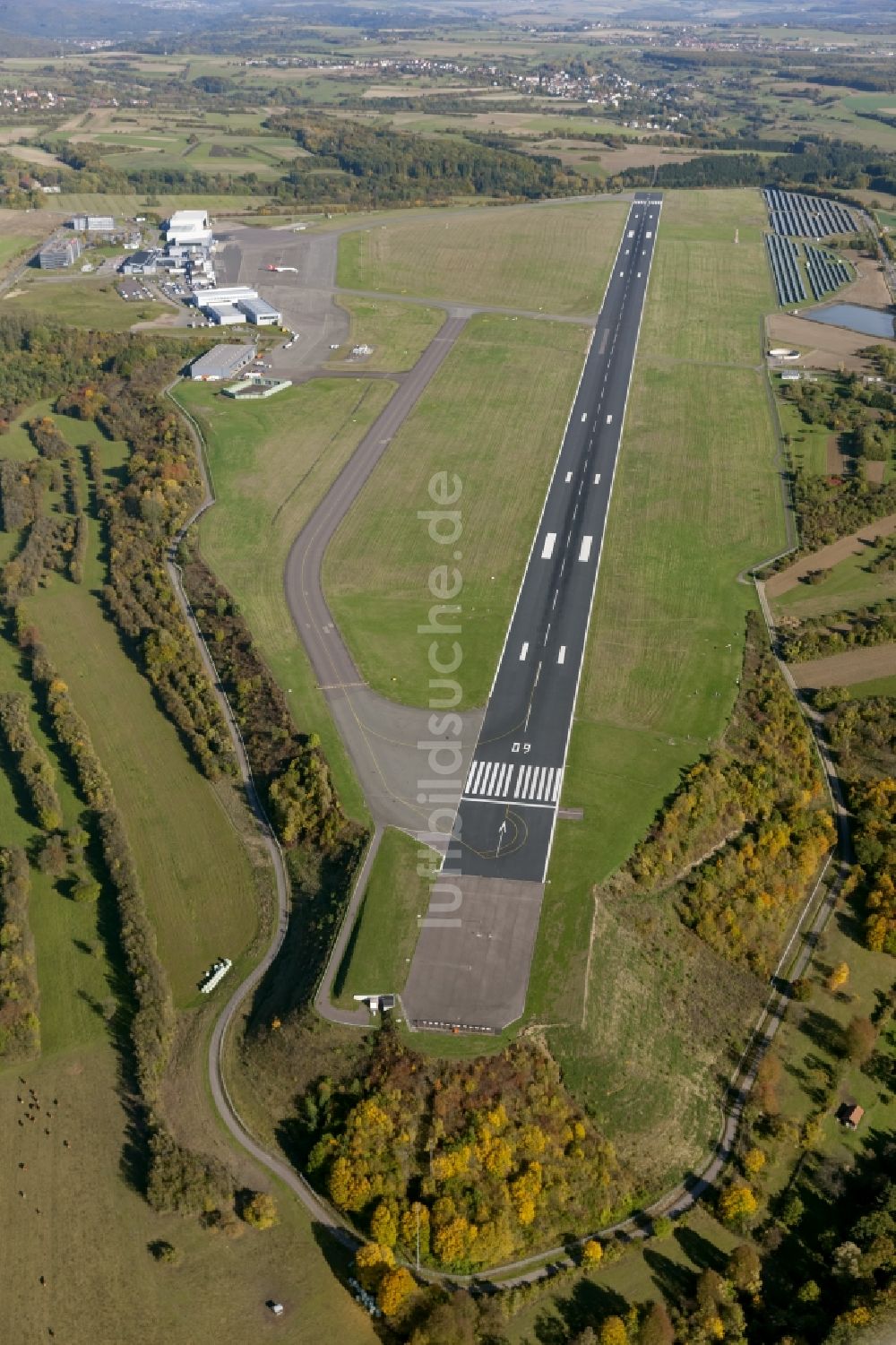 Luftaufnahme Saarbrücken - Startbahn und Landebahn mit den Rollwegen zum Terminal auf dem Gelände des Flughafen Saarbrücken im Saarland