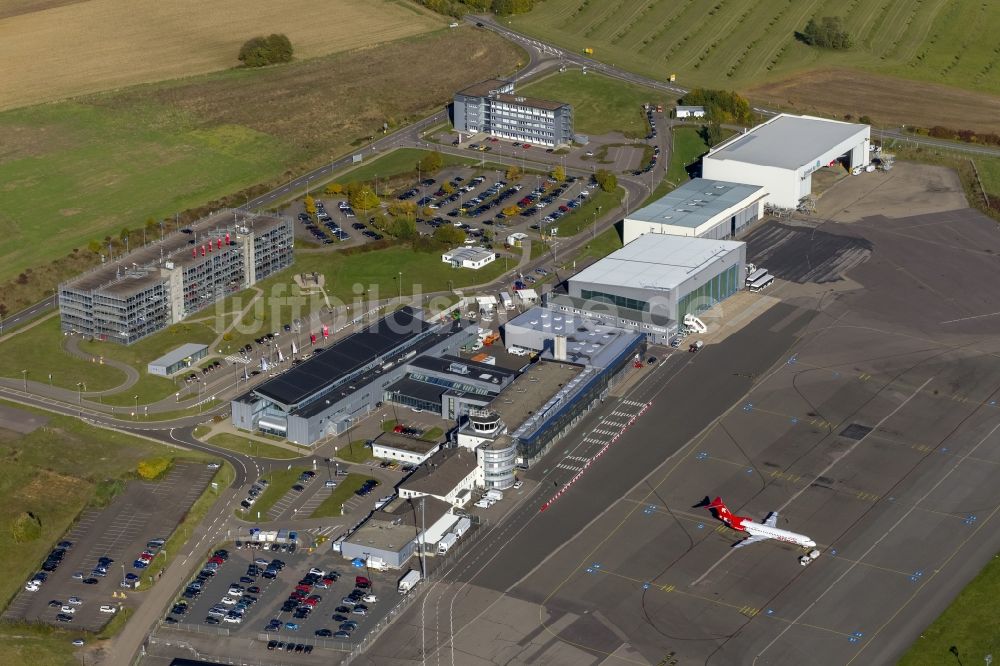 Saarbrücken aus der Vogelperspektive: Startbahn und Landebahn mit den Rollwegen zum Terminal auf dem Gelände des Flughafen Saarbrücken im Saarland