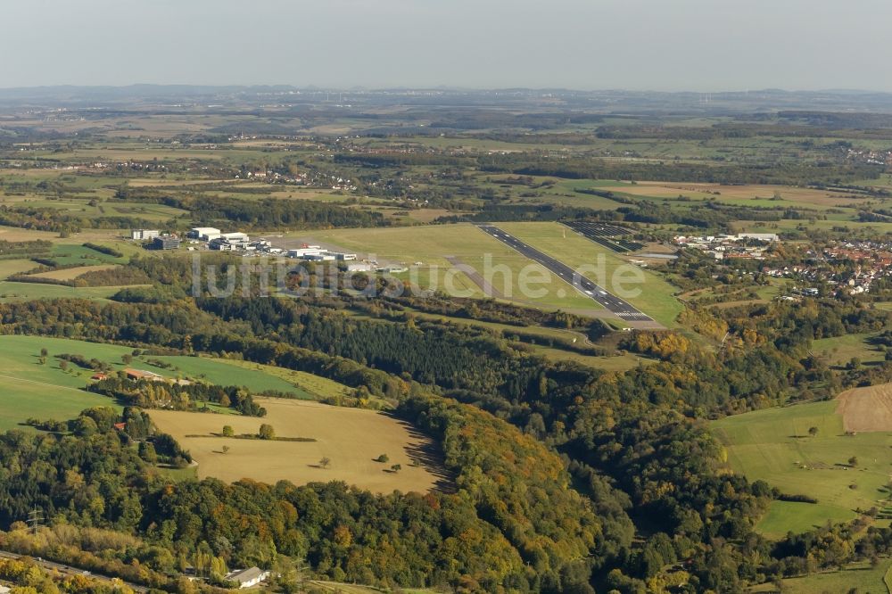 Luftbild Saarbrücken - Startbahn und Landebahn mit den Rollwegen zum Terminal auf dem Gelände des Flughafen Saarbrücken im Saarland