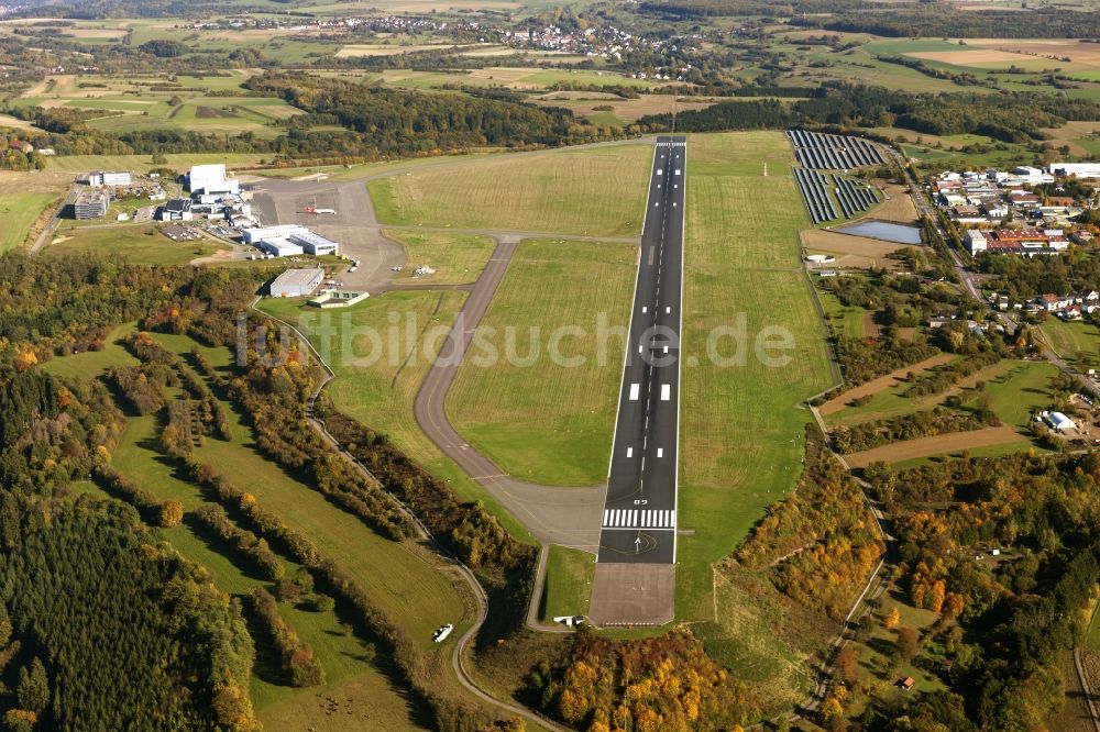 Luftaufnahme Saarbrücken - Startbahn und Landebahn mit den Rollwegen zum Terminal auf dem Gelände des Flughafen Saarbrücken im Saarland