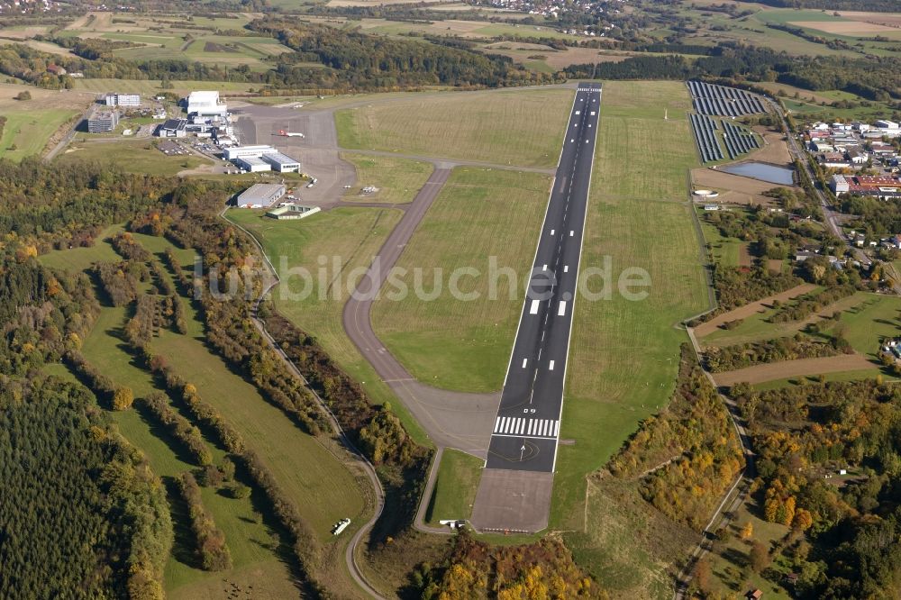 Saarbrücken von oben - Startbahn und Landebahn mit den Rollwegen zum Terminal auf dem Gelände des Flughafen Saarbrücken im Saarland