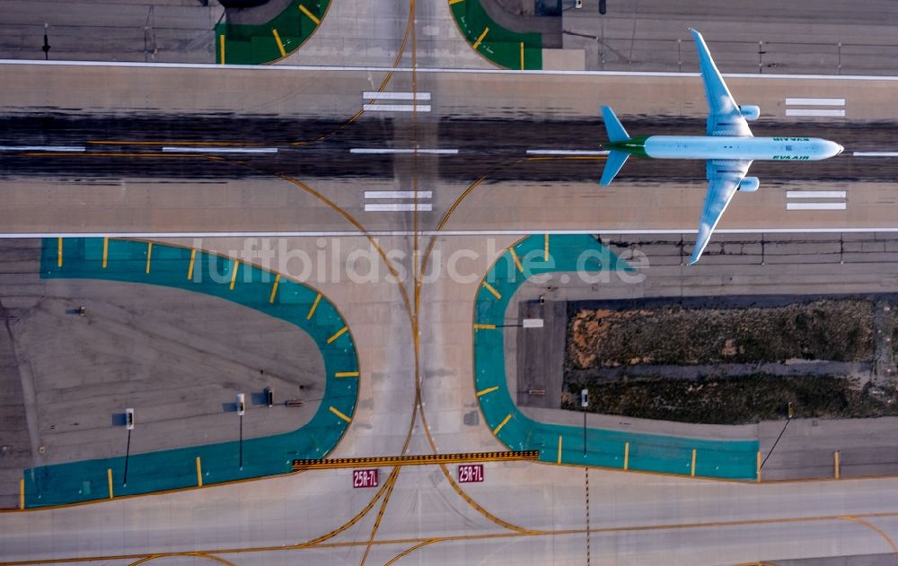 Los Angeles aus der Vogelperspektive: Startendes Passagierflugzeug auf dem Gelände des Flughafens Los Angeles International Airport LAX in Los Angeles in Kalifornien, USA